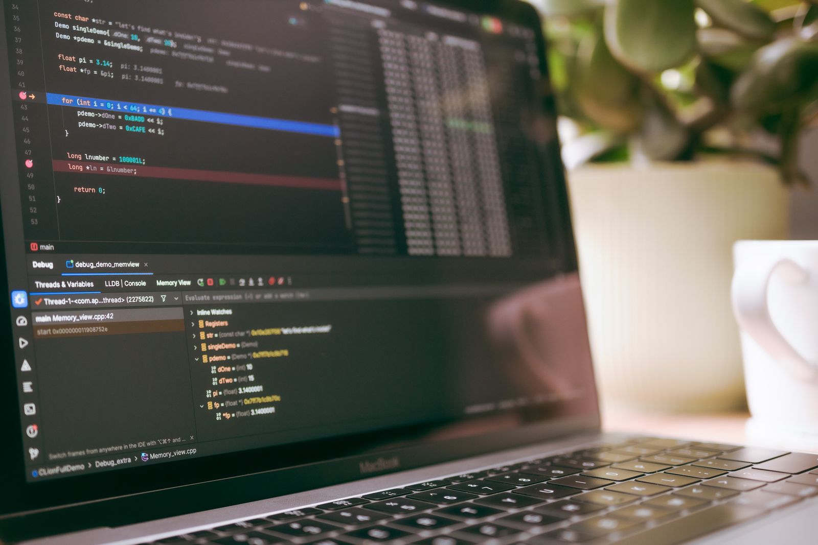 Código real abierto en una computadora