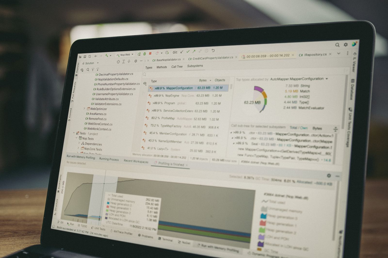 Una computadora de trabajo con código y un cuaderno